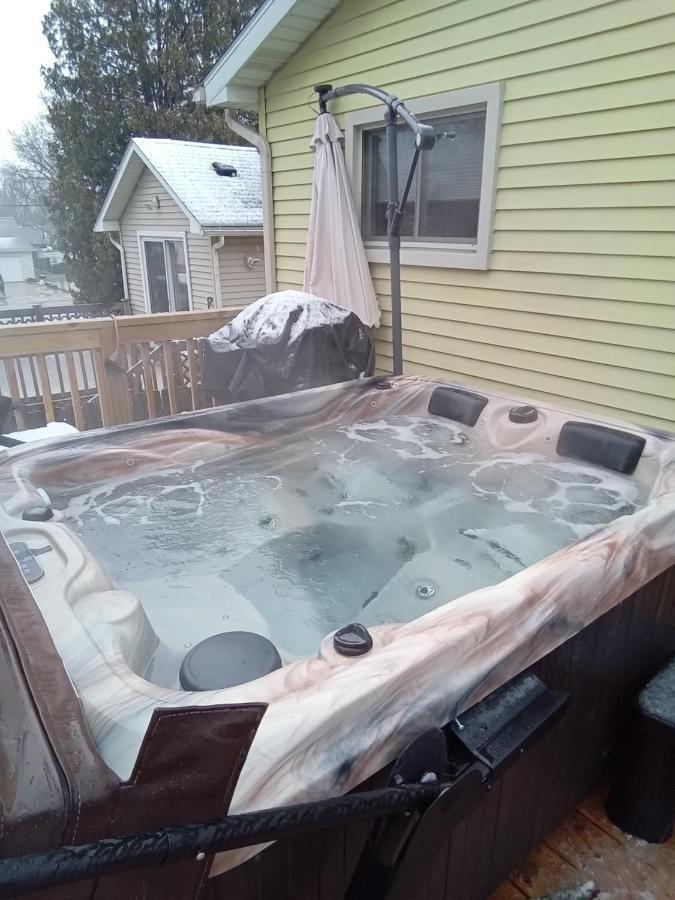 Outdoor Hot Tub And Cozy King Bed Lejlighed Lansing Eksteriør billede
